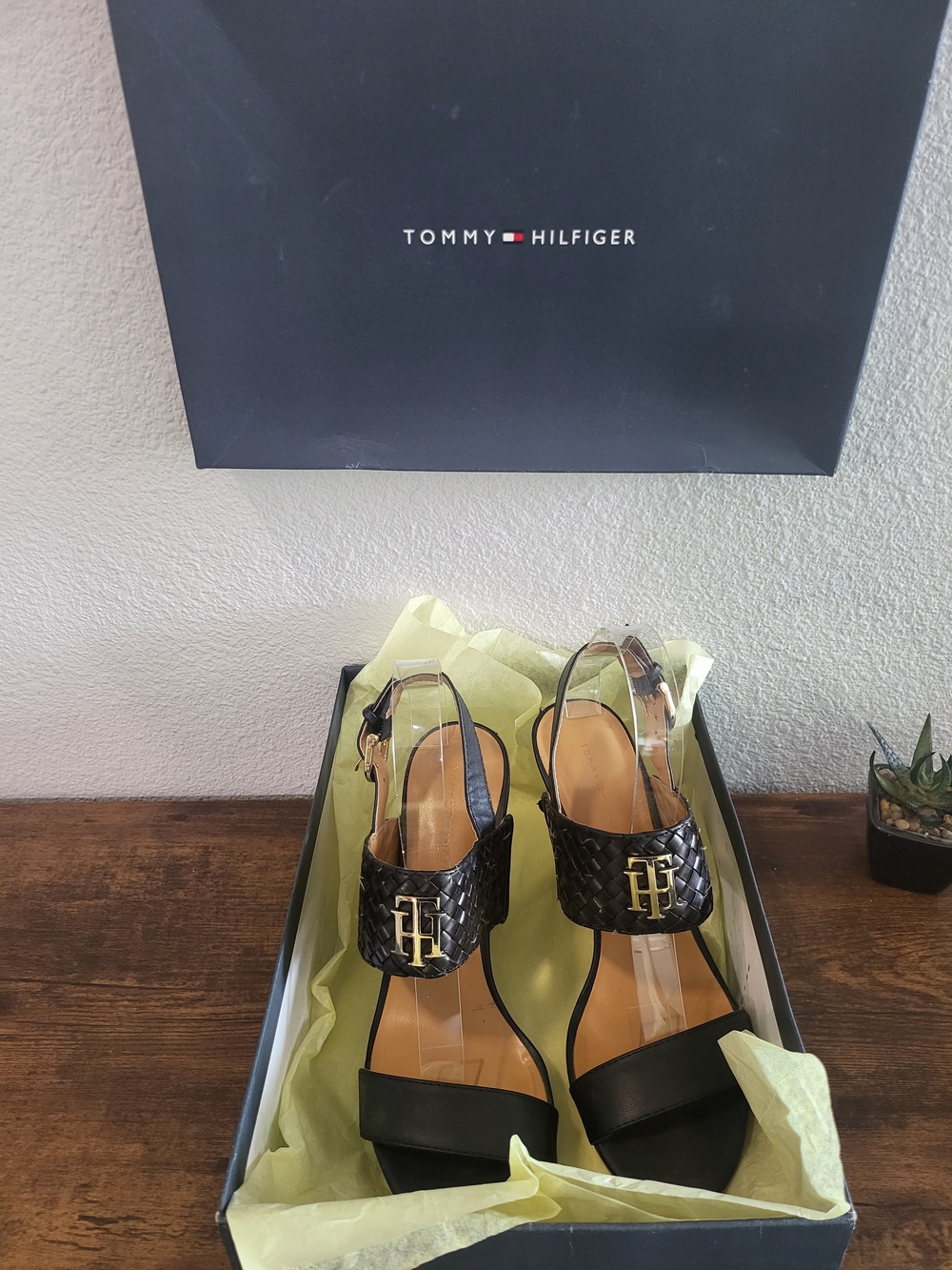 Tommy Hilfiger Black Woven Platform Sandals TH Logo Block Heel Size 8.5 w/ Box